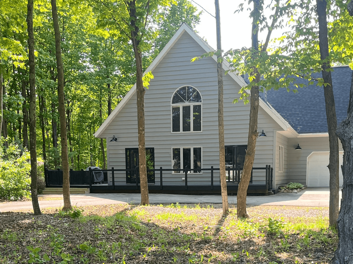 Set in a quiet, wooded neighborhood, this modern retreat offers a sense of privacy while still being close to all the local attractions.